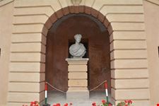 Il castello Cavour  particolare dell ingresso.